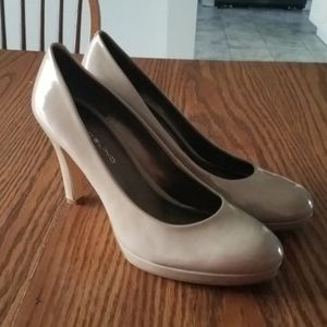 EUC nude platform pump